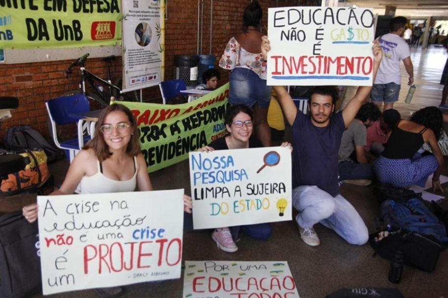 O bloqueio de recursos feito pelo Ministério da Educação afeta do ensino infantil aos cursos de pós-graduação