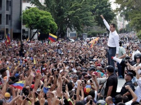 Juan Guaidó lidera manifestações em Caracas