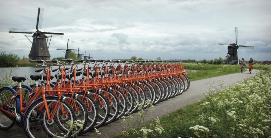 Tours para pedalar pela Holanda unem bike e barco e passam pelos famosos moinhos de vento. Quem amaria?