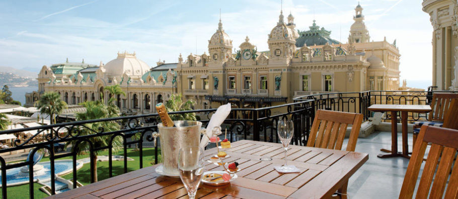 Em um país de milionários, o luxo está por toda parte; acima, vista do Hotel de Paris para o cassino