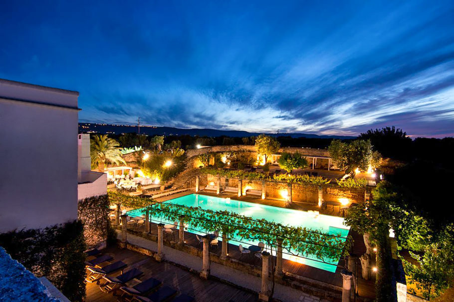 Vista da piscina do Masseria Torre Maizza