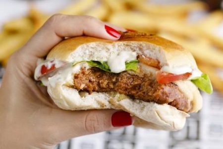 O Futuro Burger tem carinha, cheiro e textura de carne, mas é feito todo com vegetais