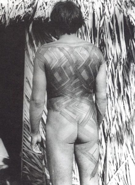 A divisão horizontal – faixa que liga ombro a ombro – identifica a pintura masculina no corpo de TakamuíMotivo : kafueví – Foto : Renato Delarole