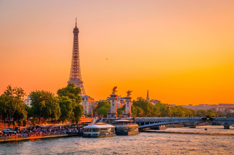 Rio Sena em um fim de tarde com a torre Eiffel ao fundo