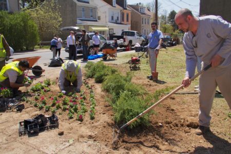 EUA: voluntários plantam em terreno antes abandonado na Filadélfia