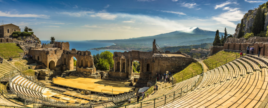Vista das ruínas do antigo anfiteatro romando de Taormina, na Sicília