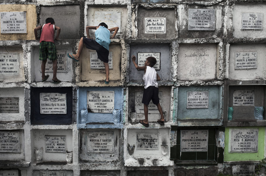 “Limbus” trata sobre as cerca de seis mil pessoas que moram nos cemitérios da capital Manila