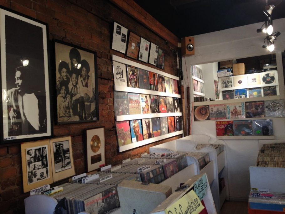 Loja de vinil na Queen Street West em Toronto