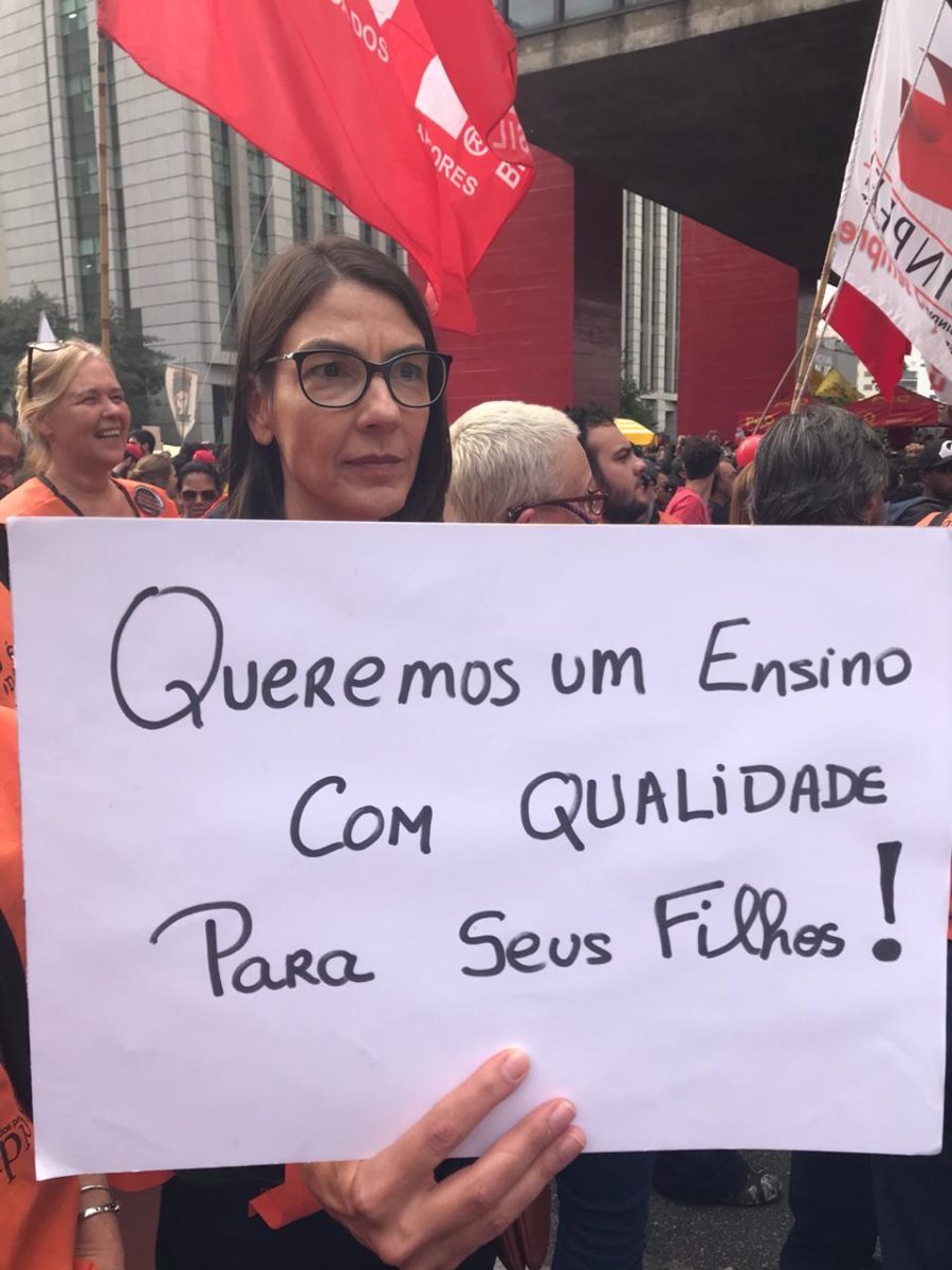 “Eu estou na rua em defesa da educação e contra a precariedade. Estamos preocupados com o encaminhamento da educação neste governo”, diz Karina Ceribelli Roy, professora de escola particular, presente em manifestação em São Paulo.