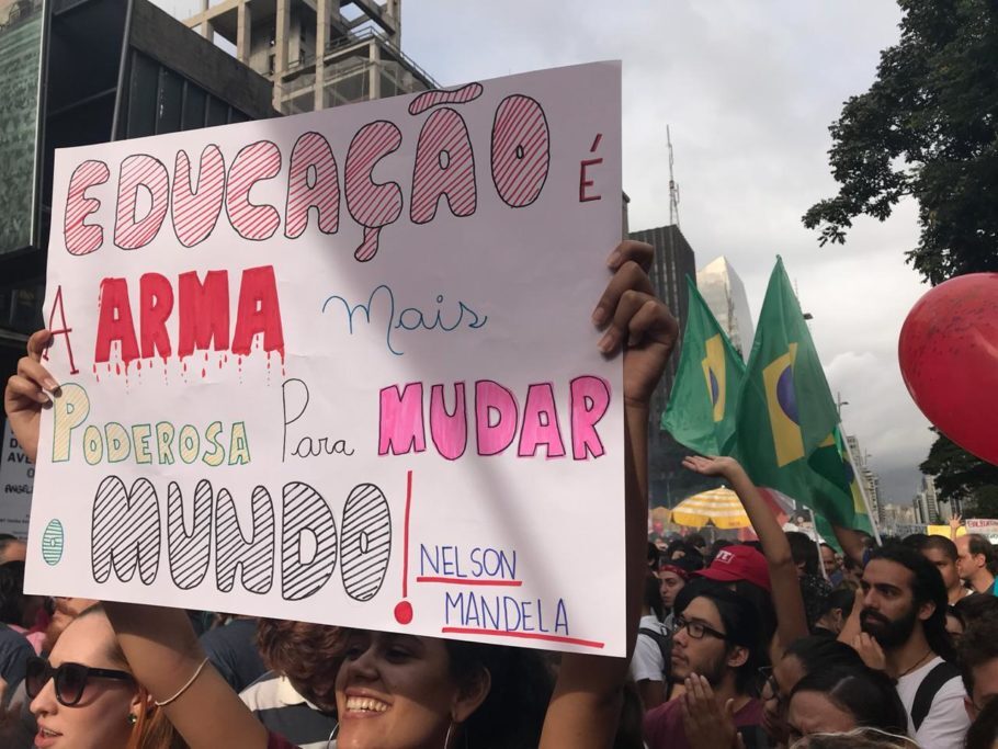 Em São Paulo, estudantes vão às ruas contra corte na Educação