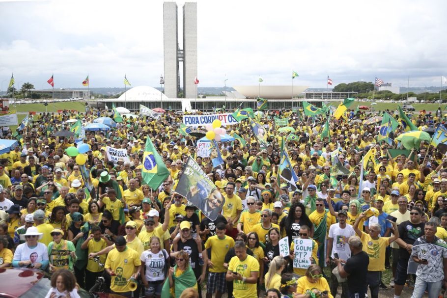Manifestação a favor de Bolsonaro e contra o PT, na Esplanada dos Ministérios, em Brasília