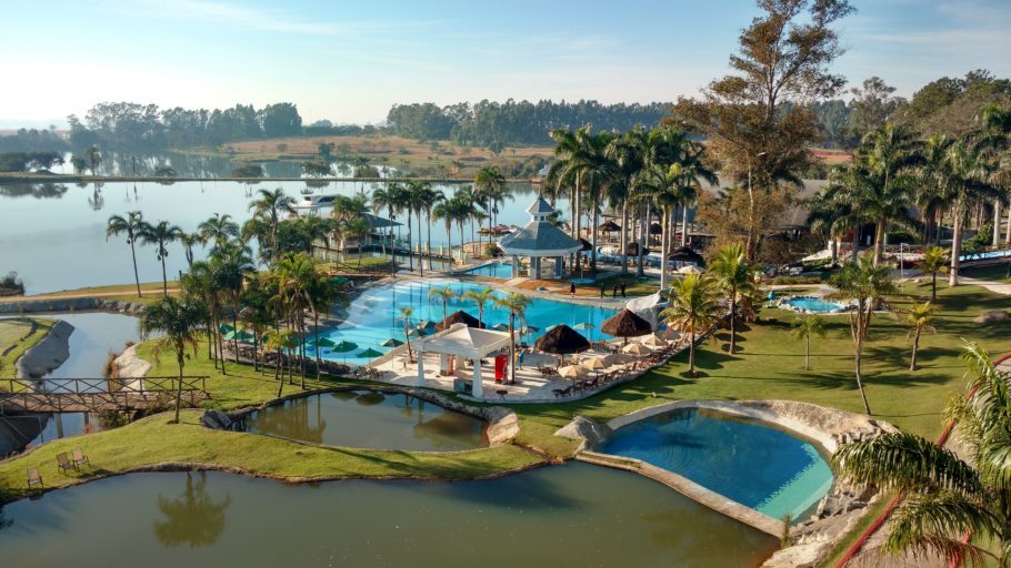 Vista do complexo de piscinas do Mavsa Resort, em Cesário Lange, no interior de São Paulo