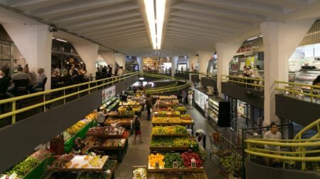Mercado de Pinheiros vai além das lojinhas varejistas e é um dos points para comer e beber em SP