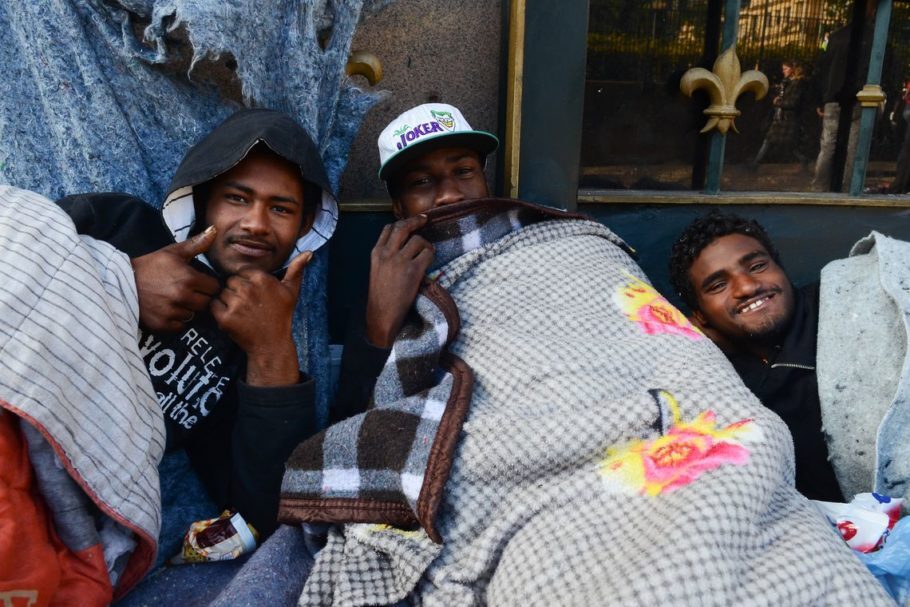 Alessandro Ferreira, Neguinho Tiradentes e Romaria na rua Ipiranga, em frente a praça da República, receberam doações de roupas e cobertores