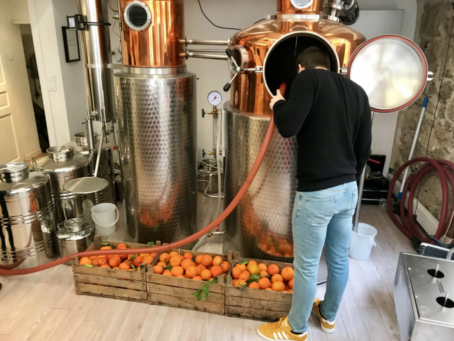 Na visita à fábrica e loja do licor L’Orangerie, o visitante  pode ver a produção e degustar a iguaria