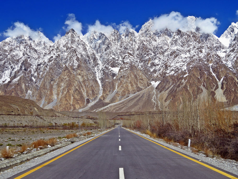 Trecho da estrada de Karakoram, informalmente conhecida como KKH, entre o Paquistão e a China