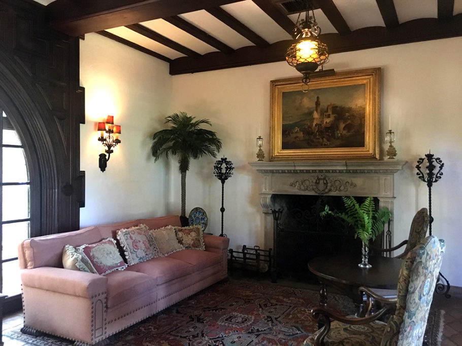 A mansão ainda preserva os móveis e decoração originais