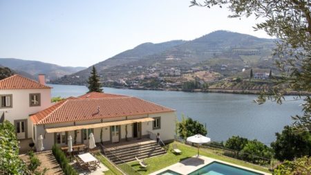 Vista da sede da Quinta dos Murças, localizada às margens do rio Douro, em Portugal