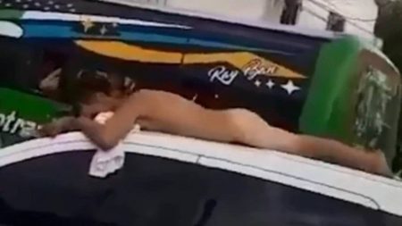 Mulher dirige com o marido pelado no teto de carro após traição