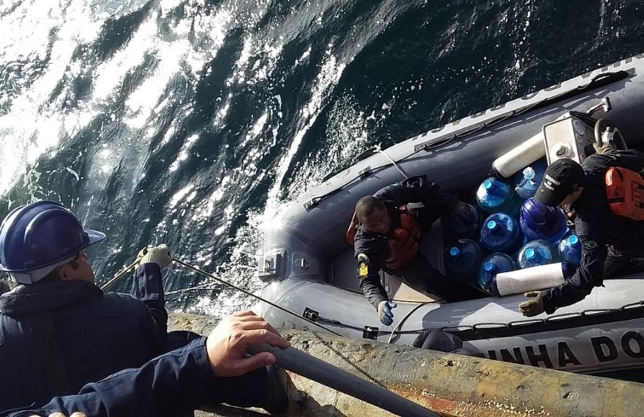 Marinha chega com resgate para salvar pescadores
