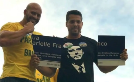 Rodrigo Amorim no dia em que quebrou a placa em homenagem a vereadora assassinada, Marielle Franco (a dir.)