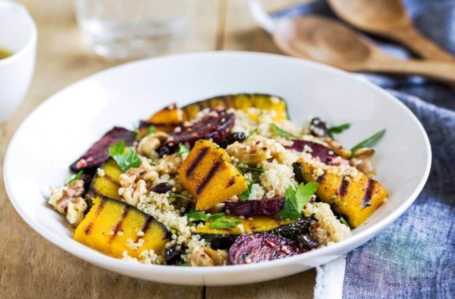 Versátil e nutritiva, a salada de quinoa pode ser servida como entrada ou prato principal – Foto: Bigstock