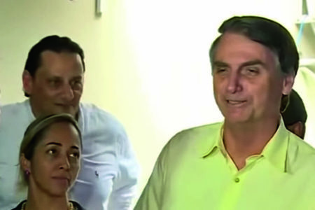 Frederick Wasseff, ao fundo, com Jair Bolsonaro