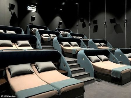 Interior da sala de cinema recém-inaugurada em cidade de Spreitenbach, na Suíça