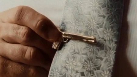 Eduardo Bolsonaro usa prendedor de gravatas em forma de arma para o próprio casamento