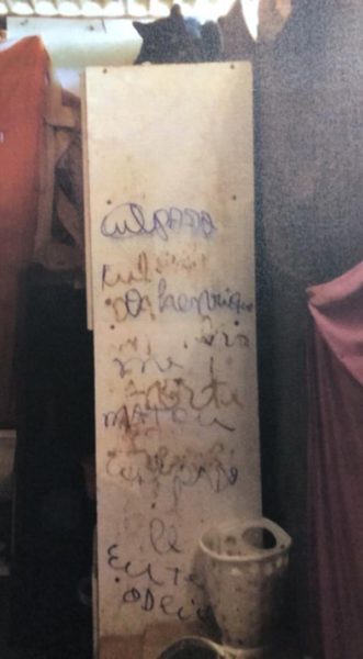 Escritos na parede encontrados pela Polícia