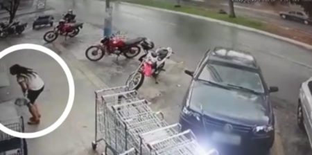 Uma mulher foi baleada na frente do filho de 10 anos enquanto colocava as compras do supermercado dentro de seu carro