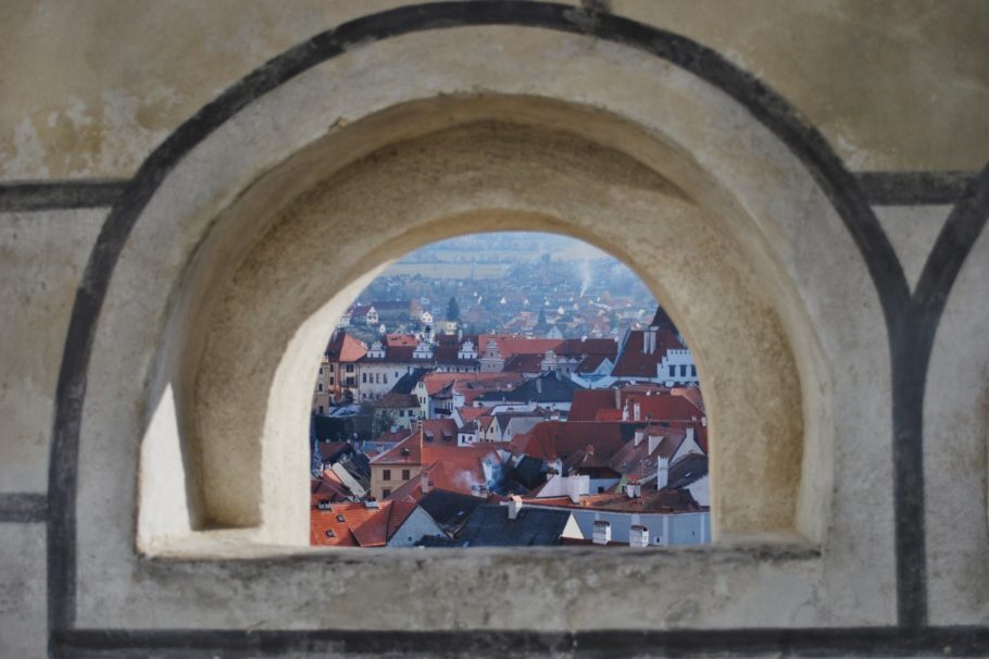 Da torre do castelo ou nas janelas de seu muro, cenas de Cesky Krumlov do alto