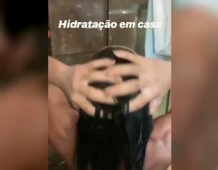 Gracyanne Barbosa faz hidratação caseira com whey protein