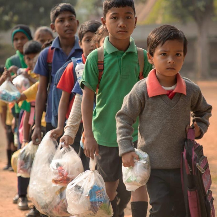 Toda semana os alunos levam para a escola pelo menos 25 itens descartáveis de plástico