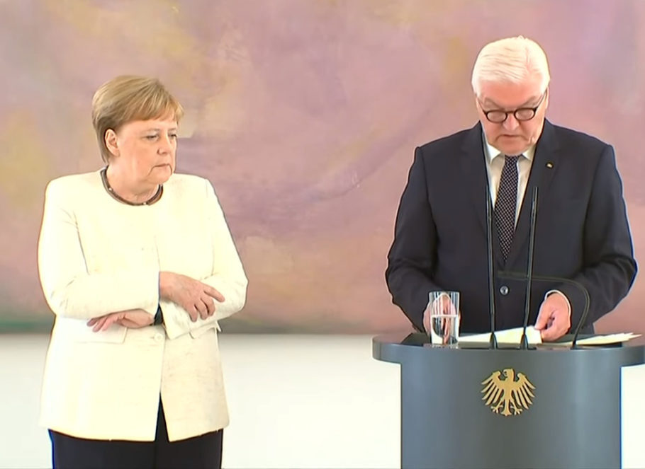 Merkel segurou os braços para tentar conter os tremores