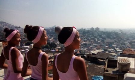 Cenas do documentário Balé & Balas: Dançando pra Fora da Favela, que arrecadou doações para a construção do centro comunitário – Instagram/reprodução