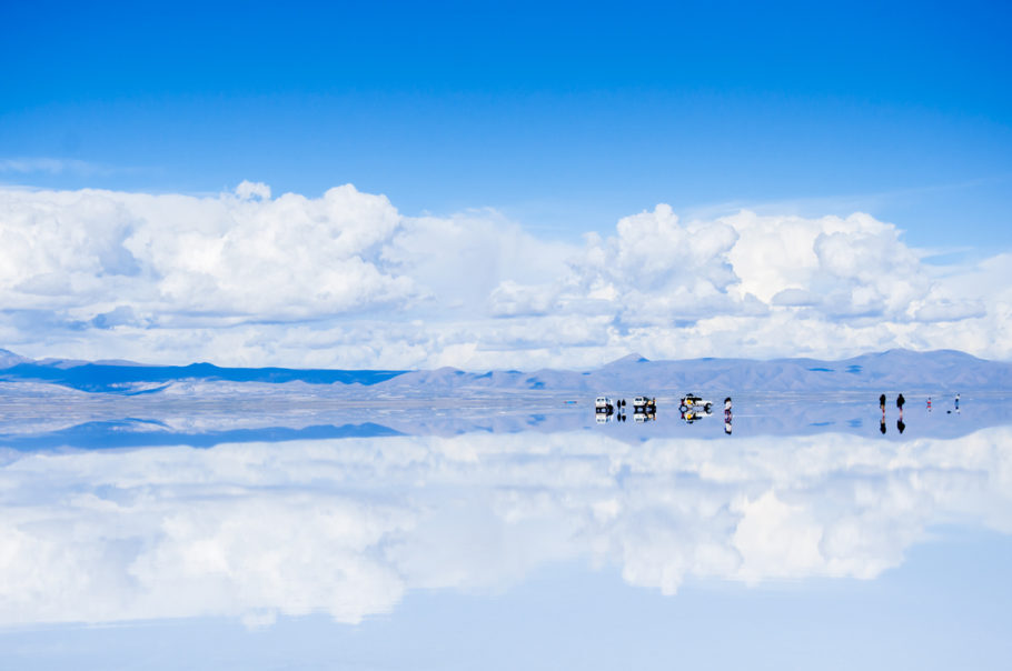 Turisyas caminham pelo Salar de Uyuni,na Bolívia; o maior deserto de sal do mundo