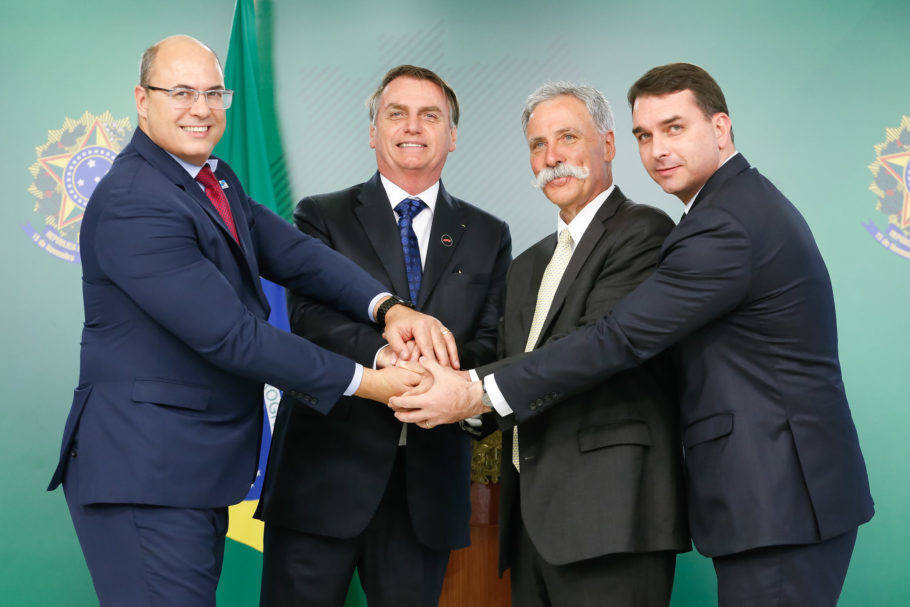 Bolsonaro se reuniu com Wilson Witzel (à esq.), governador do Rio, e com Chase Carey, diretor executivo da Fórmula 1, ontem em Brasília