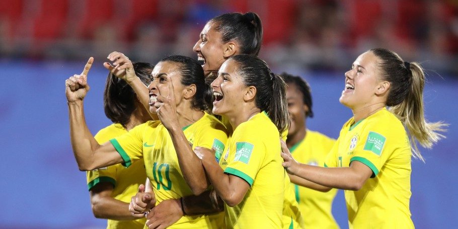 Marta comemora gol com companheiras da seleção feminina na partida contra a Itália