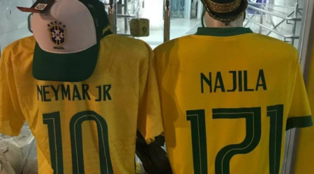 Ambulante vende camisa da seleção brasileira sugerindo depreciando Najila Trindade, mulher que acusa Neymar de estupro e agressão
