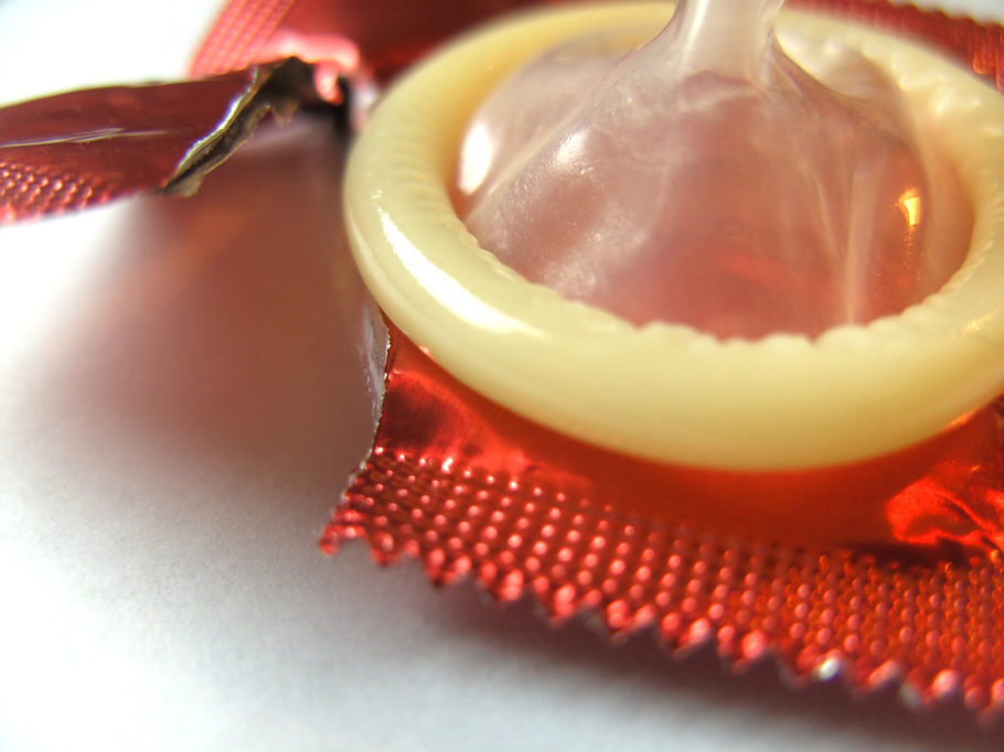 OMS recomenda o uso de preservativos para conter epidemia