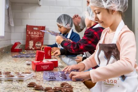 Na fábrica da Sabor Chocolate, as crianças têm aula para fazer seu próprio chocolate