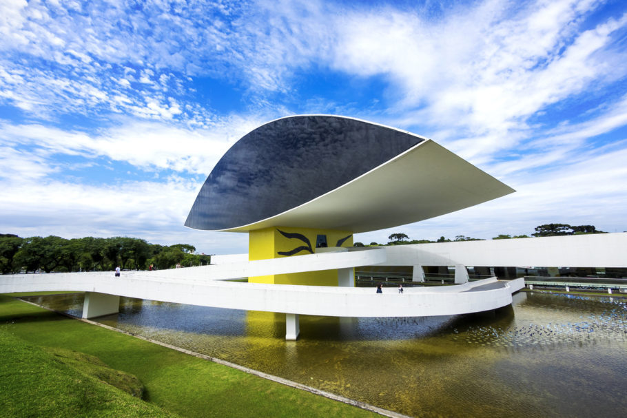 Fachada do Museu Oscar Niemeyer, conhecido como “Museu do Olho”, em Curitiba