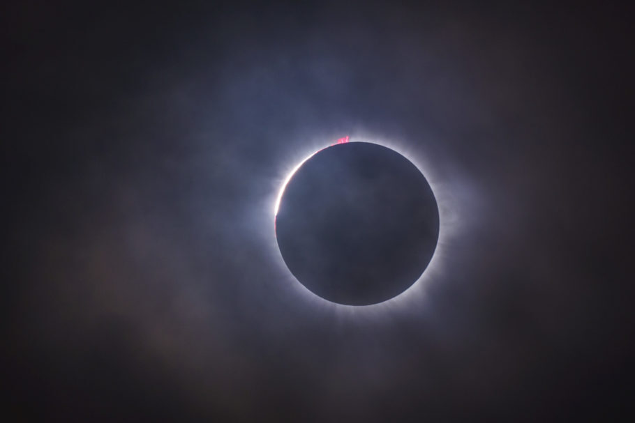 Foto do eclipse total do sol visto em Maba, na Indonésia em março de 2016