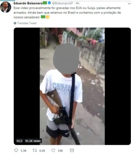 Eduardo Bolsonaro posta vídeo de criança com arma nas mãos