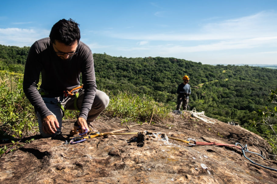 Foram abertos cinco pontos de escalada em rocha no Morro de Araiçoaba, na região de Sorocaba, em plena Mata Atlântica