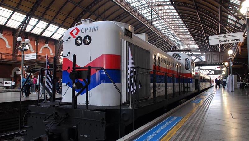 O trem Expresso Turístico é formado por uma locomotiva a diesel, da CPTM