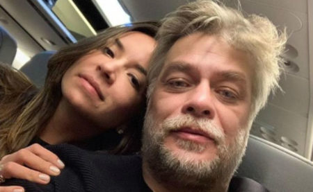Fabio Assunção posou ao lado da namorada, Mel, no avião, após polêmica com vídeos