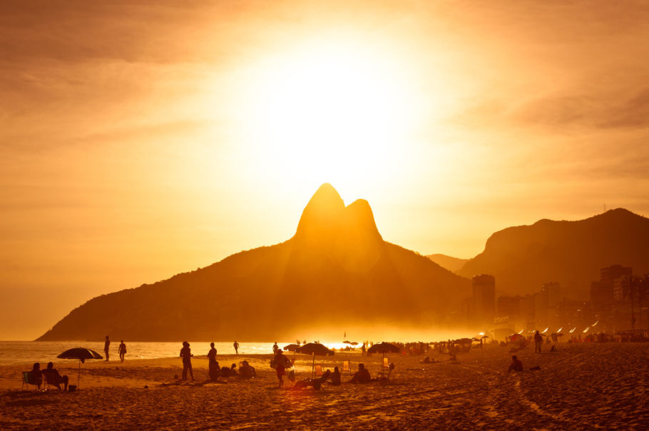 Pôr do sol na praia de Ipanema, no Rio de Janeiro