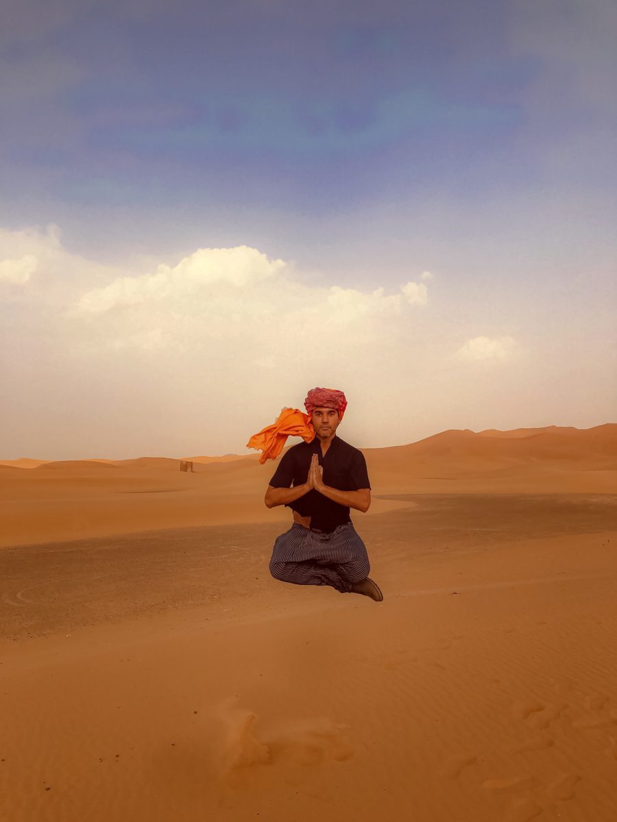 O ator Fernando Sampaio furante gravações no deserto do Saara